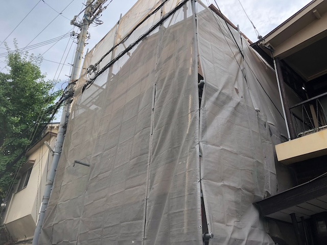 八尾市にて外壁塗装に伴い足場設置後に屋根点検・瓦の割れやズレ・漆喰の劣化・樋のゴミつまりが発生